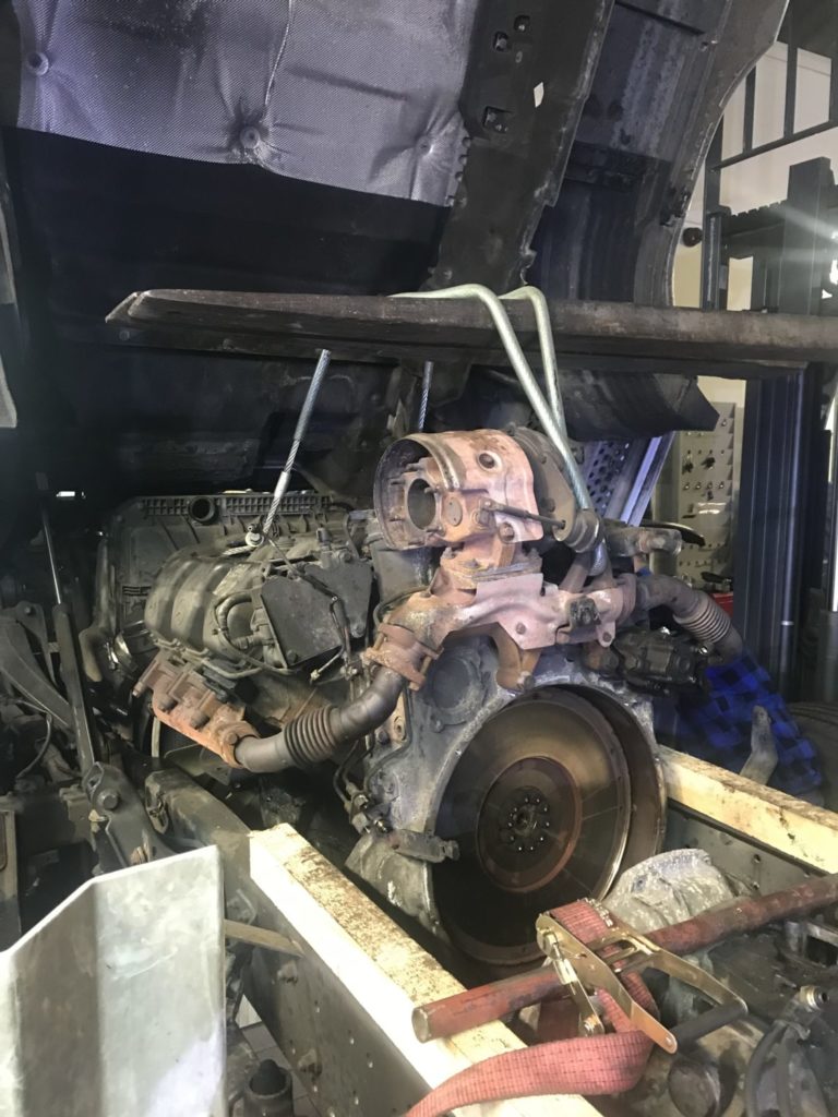 Demontaż silnika TIR Mercedes Actros